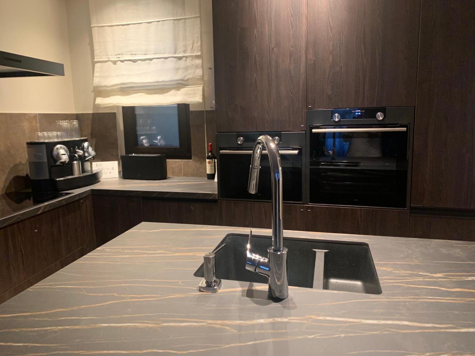 Botanique Suites Airbnb, Antwerpia Zewnętrze zdjęcie